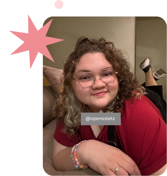 Letícia Melo, psicóloga e psicanalista em Fortaleza e online, sorrindo.